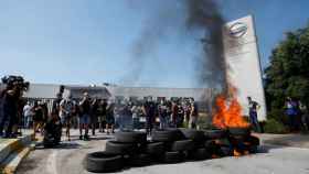 Trabajadores de Nissan quemando neumáticos / EFE