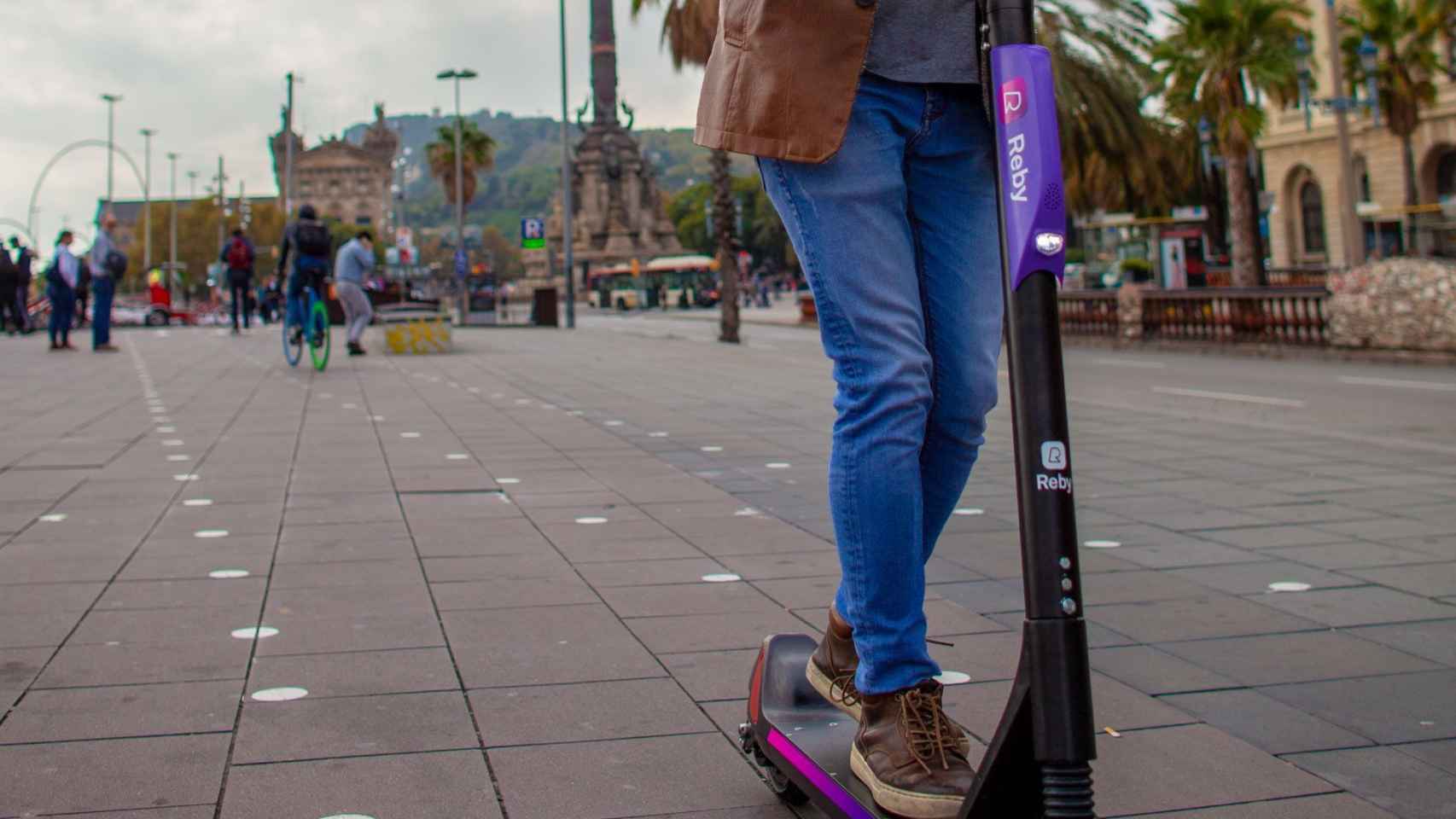 Un usuario de los patinetes Reby circula por Barcelona / REBY