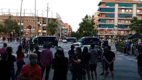 Furgones policiales este jueves en la avenida Meridiana de Barcelona / ENDAVANT SANT ANDREU