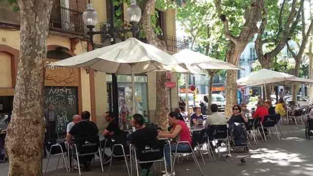 Un bar con múltiples terrazas en su exterior en la Rambla del Poblenou / ARCHIVO