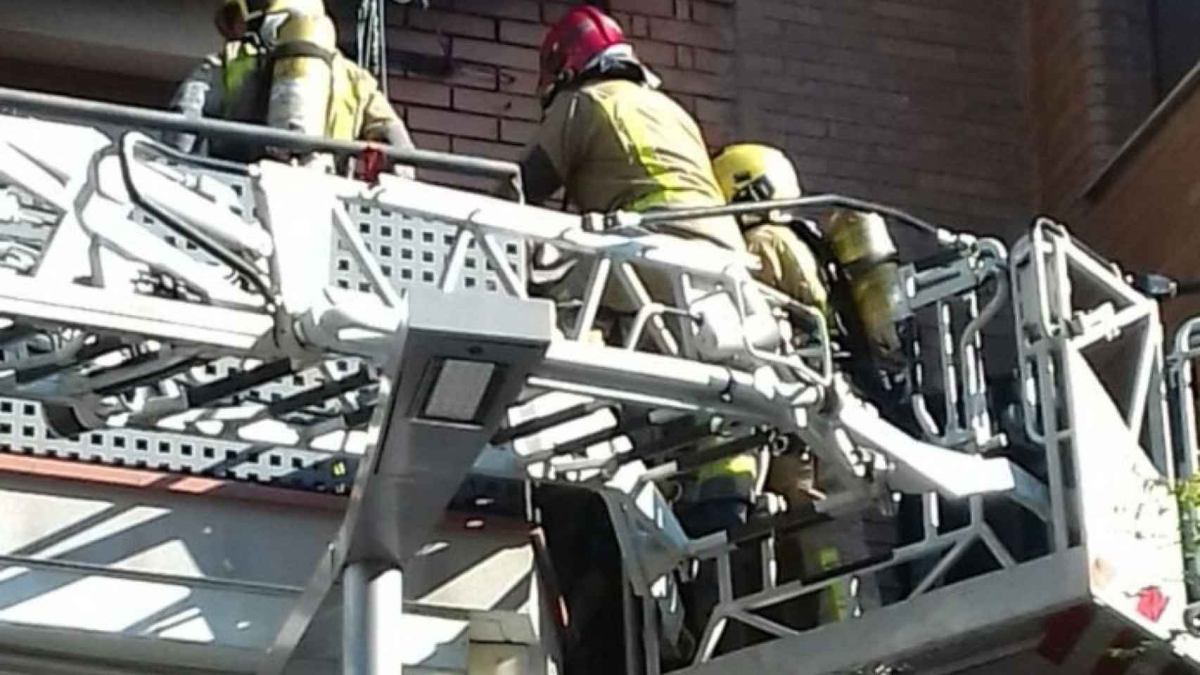 Los bomberos trabajan en la vivienda afectada por el fuego / BOMBERS GENERALITAT