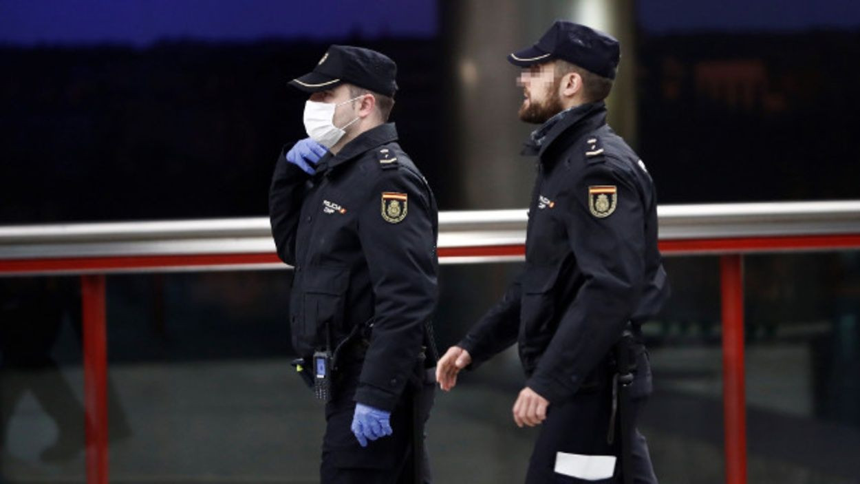 Agentes de la Policía Nacional, cuerpo policial que ha realizado la detención en Esplugues / EFE