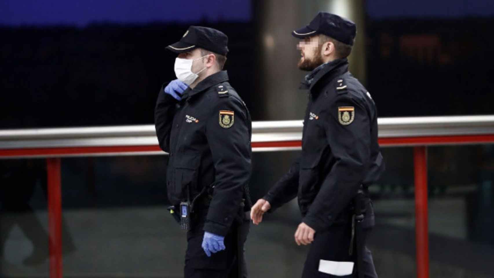Agentes de la Policía Nacional, cuerpo policial que ha realizado la detención en Esplugues / EFE