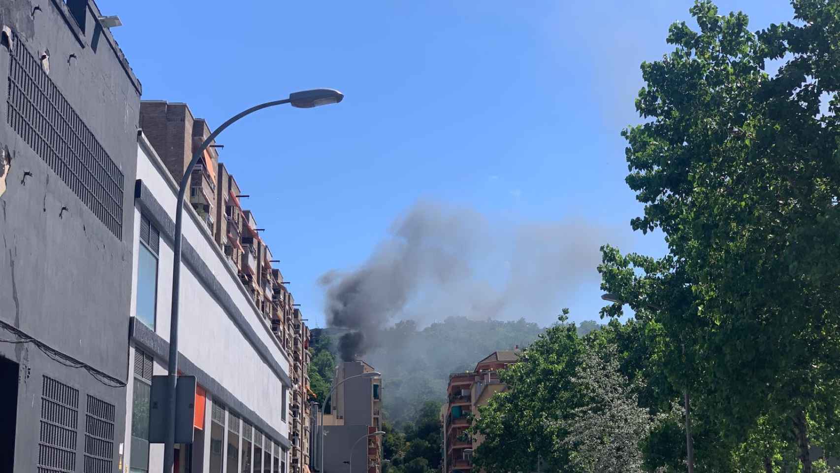 Una columna de humo sale del edificio afectado / METRÓPOLI ABIERTA