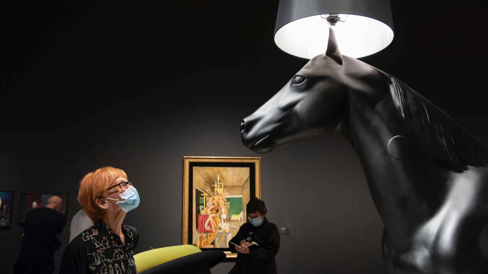 Una mujer observa con atención una escultura este lunes en CaixaForum Barcelona / CAIXAFORUM