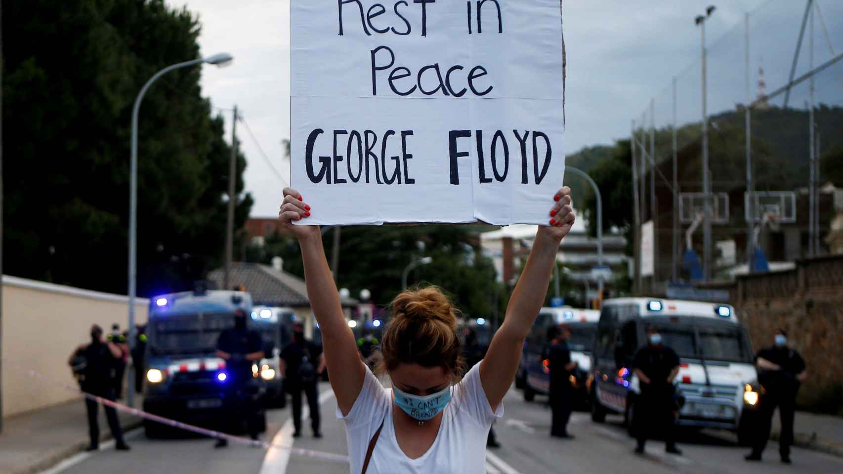 Una mujer protestando contra la muerte de George Floyd en Barcelona bajo el lema 'Blackout Tuesday' / EFE
