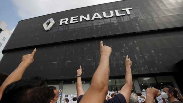 Cientos de personas han participado este martes en una protesta contra el cierre de las plantas de Nissan en Barcelona ante un concesionario de Renault de Esplugues de Llobregat (Barcelona)