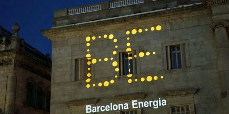 El logotipo de Barcelona Energia, proyectado sobre la fachada del Ayuntamiento / ESEFICIENCIA