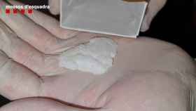 Los Mossos han intervenido varias drogas, entre ellas crack y cocaína / MOSSOS