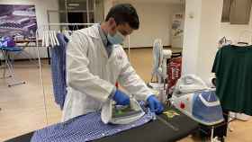 Un trabajador probando la plancha anti-coronavirus