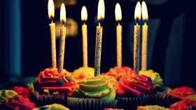 Pastel de cumpleaños con múltiples velas