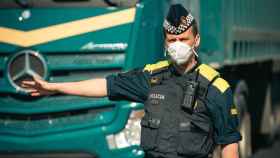 Un guardia urbano con mascarilla para no contagiarse de coronavirus / TWITTER GUARDIA URBANA