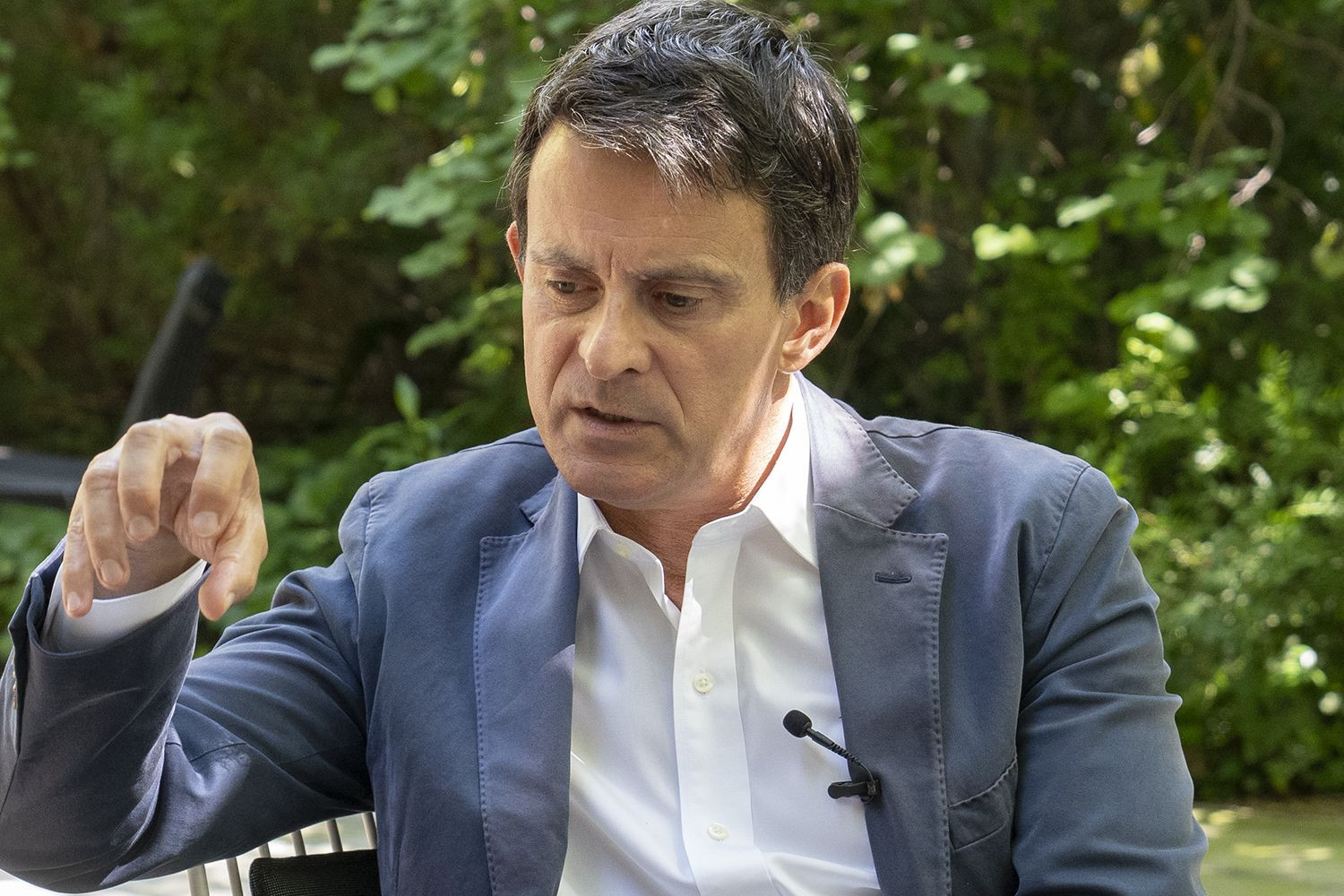 Valls gesticula al analizar los problemas de Barcelona por la crisis del coronavirus durante la entrevista / LENA PRIETO