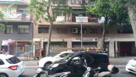 Coches en Independència con Aragó, en el Clot, con carteles de protesta en los balcones / JORDI SUBIRANA