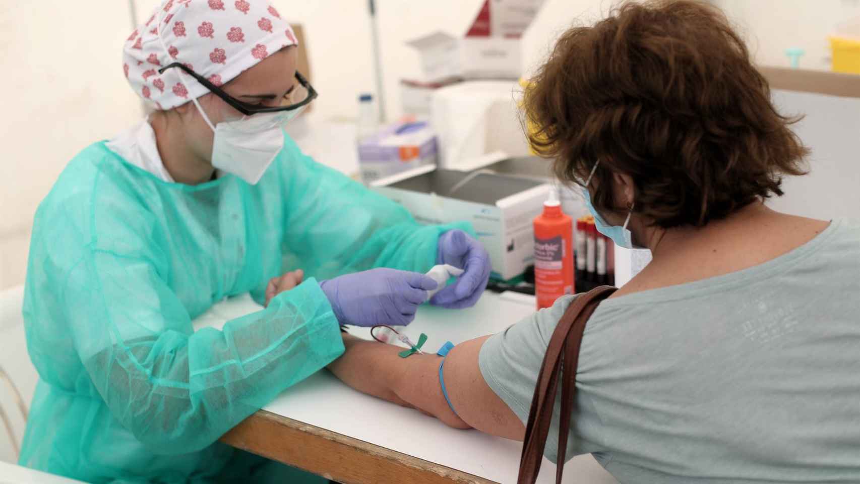 Una sanitaria realiza un test de coronavirus a una paciente en Barcelona / EUROPA PRESS - DAVID ZORRAKINO
