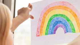 Una niña pinta un arco iris / Fundación la Caixa