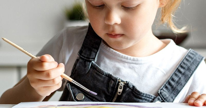 Una niña pinta un dibujo / Fundación la Caixa