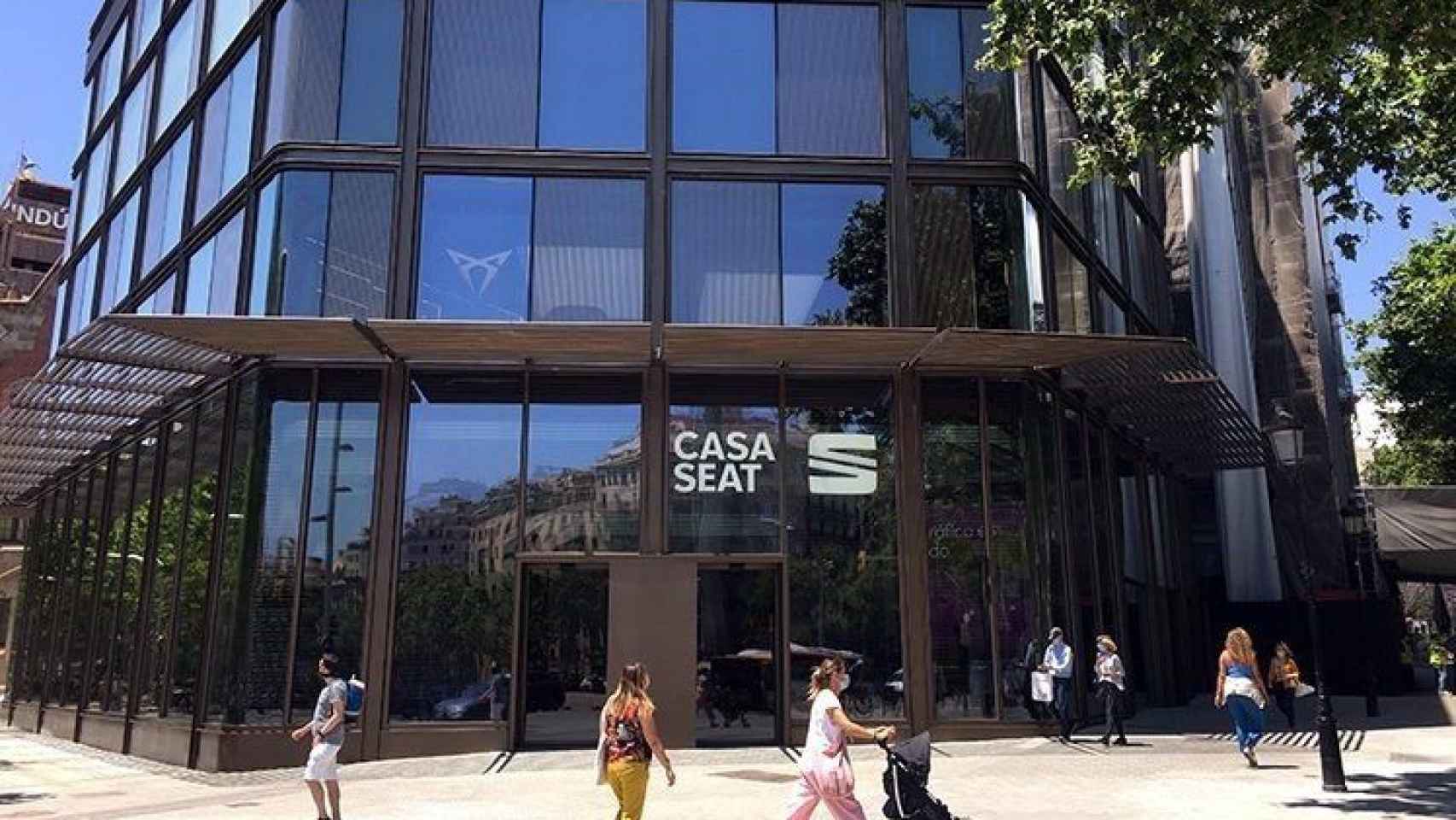 Exterior de la Casa Seat de Barcelona, donde se encuentra la exposición gratuita de fútbol / SEAT