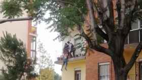 Momento en el que dos mossos agarran al chico instantes después de saltar / METRÓPOLI ABIERTA