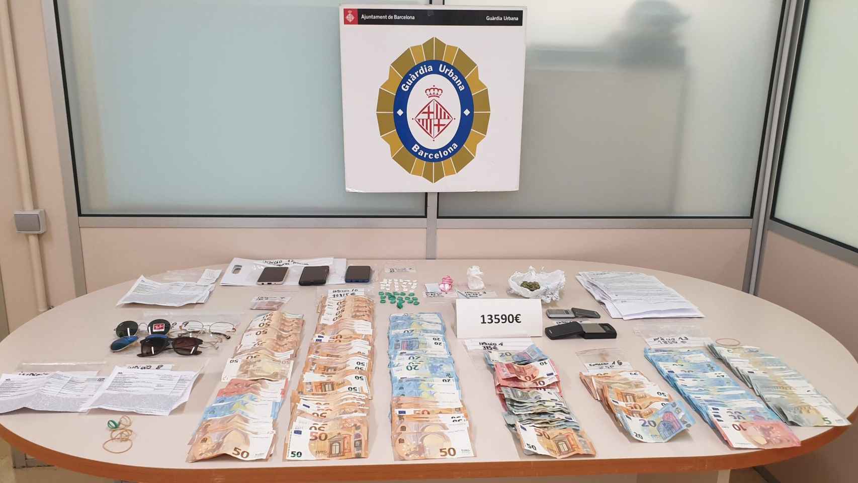 La Guardia Urbana ha intervenido cocaína, crack y 13.590 euros en efectivo / GUB