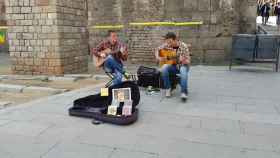 Una pareja de músicos callejeros en una calle de Barcelona