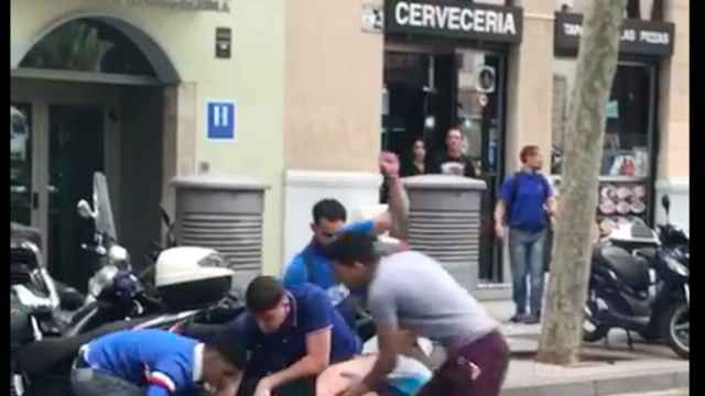 Momento en el que cuatro jóvenes roban un reloj a un extranjero en la Rambla del Raval / MA