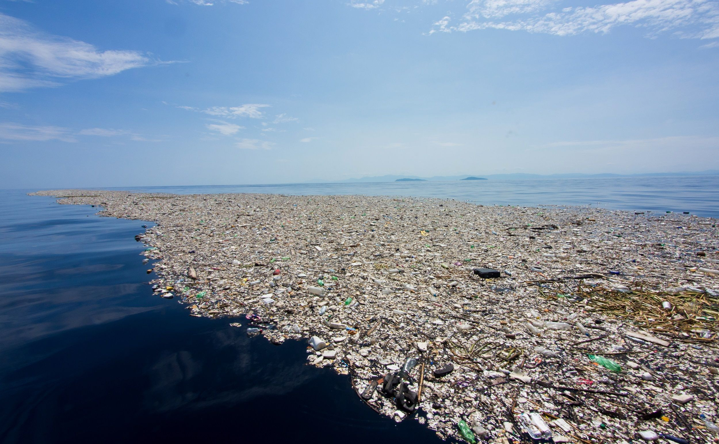 Una playa llena de plásticos y otros residuos / ARCHIVO