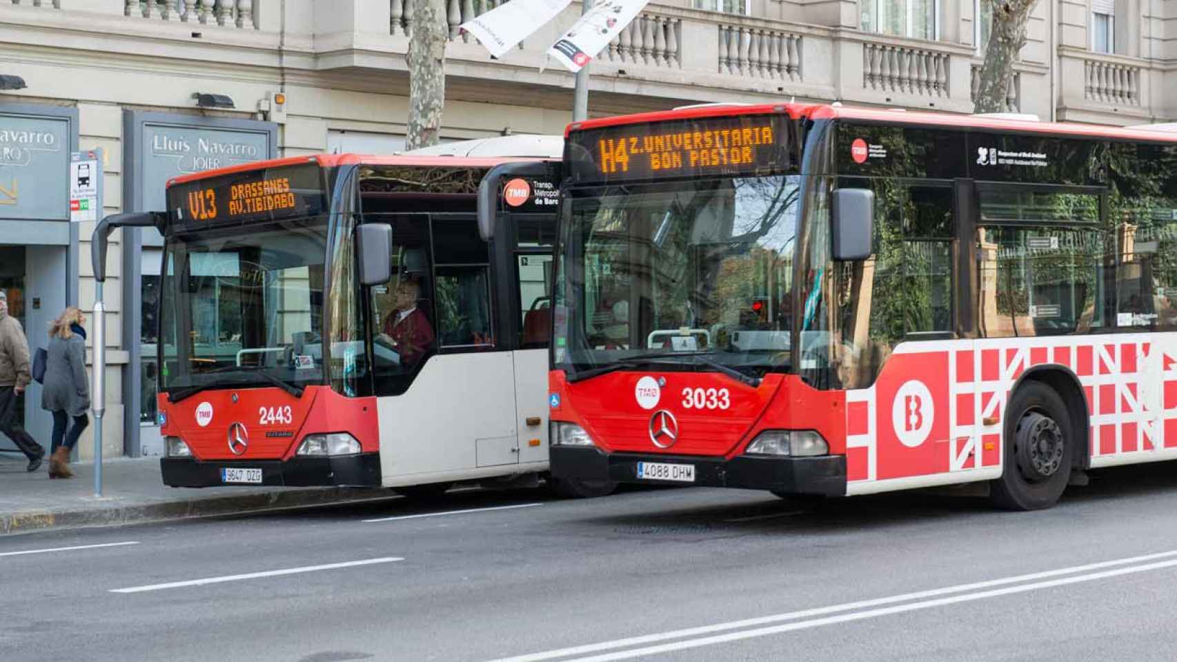 Dos buses en una calle de Barcelona