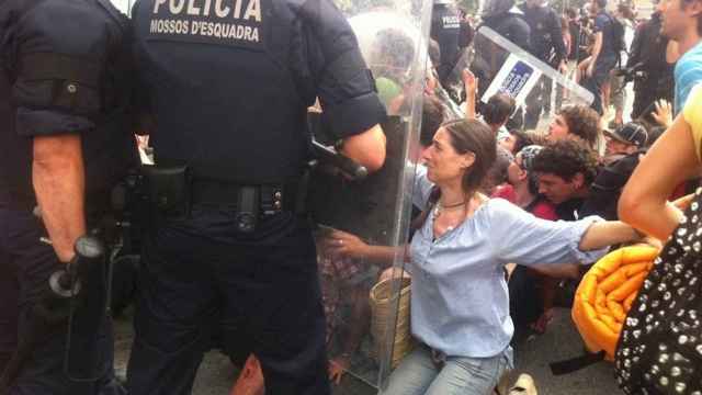 Desalojo de la plaza de Catalunya, el 26 de mayo de 2011, por parte los Mossos / EUROPA PRESS