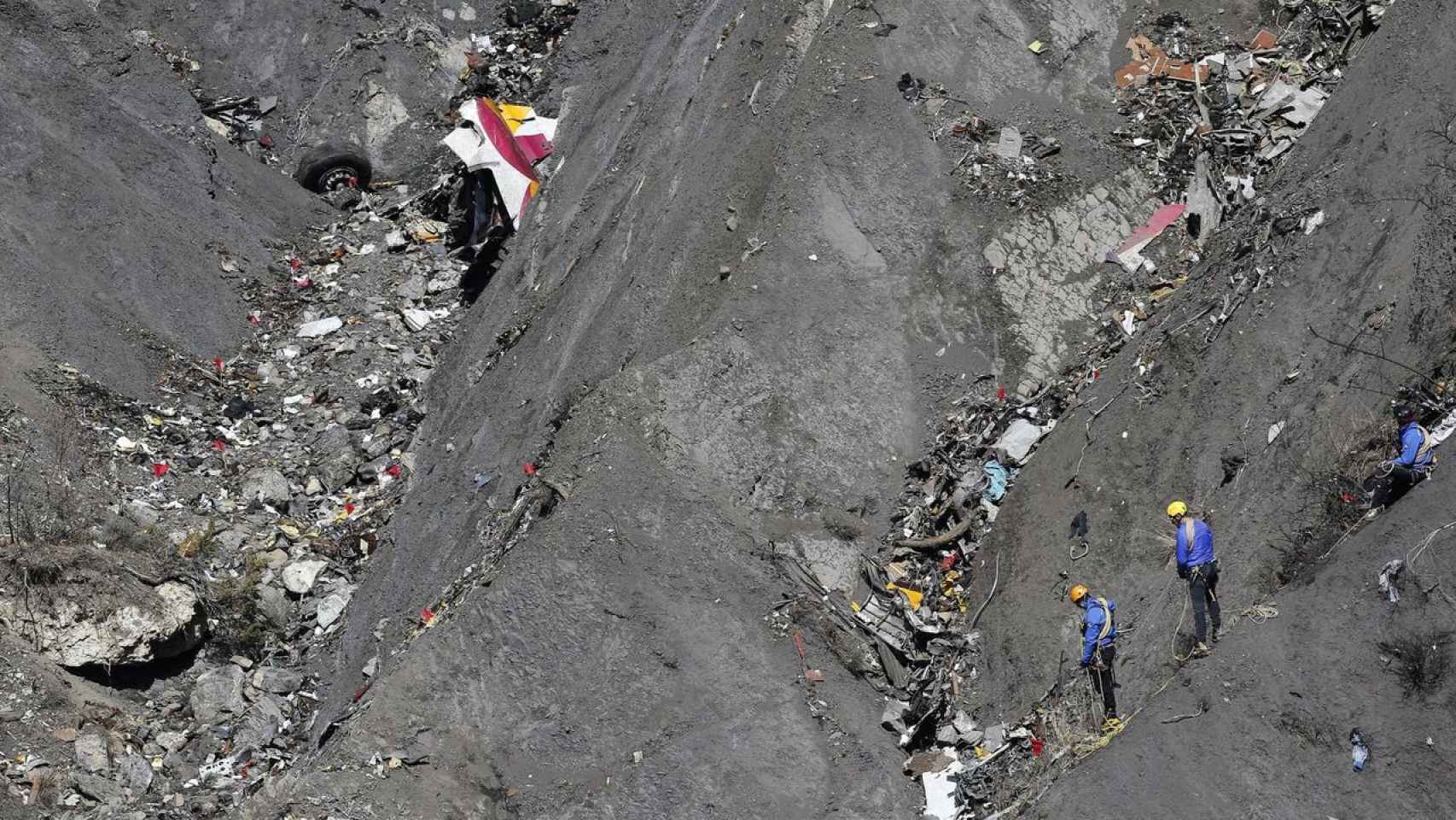 Restos del avión de Germanwings y otros escombros del accidente / EFE