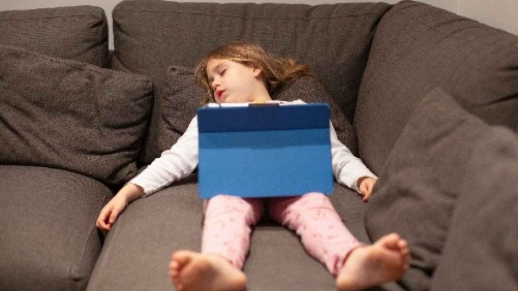 Niña dormida ante una pantalla, una imagen que se repite en muchos niños