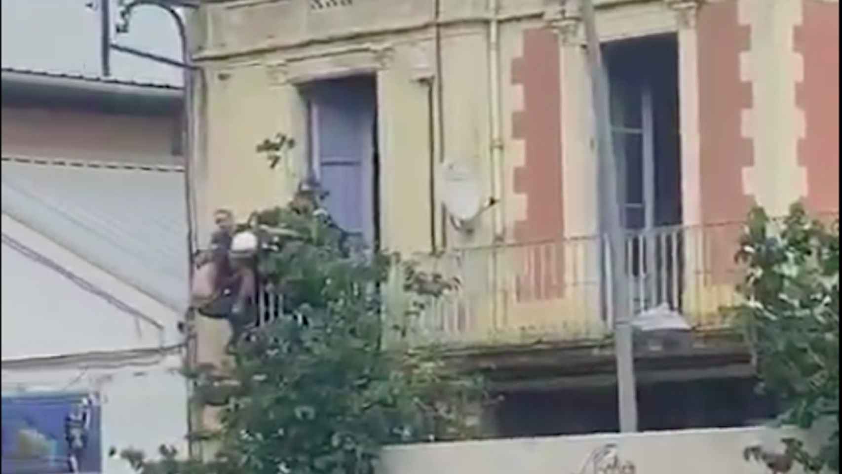 Los Mossos y la Guardia Urbana de Badalona impiden la okupación de una casa en la plaza Pep Ventura / TWITTER XAVIER GARCIA ALBIOL