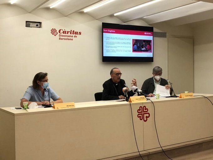 Míriam Feu, el cardenal Juan José Omella y el dtor.Càritas Barcelona Salvador Busquets