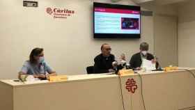 Míriam Feu, el cardenal Juan José Omella y el dtor.Càritas Barcelona Salvador Busquets