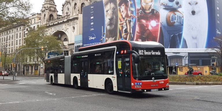 Un bus de TMB circula por una calle de Barcelona / TWITTER TMB