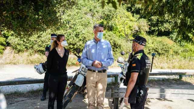 Irene González, junto a Xavier García Albiol y un guardia urbano / AYUNTAMIENTO DE BADALONA