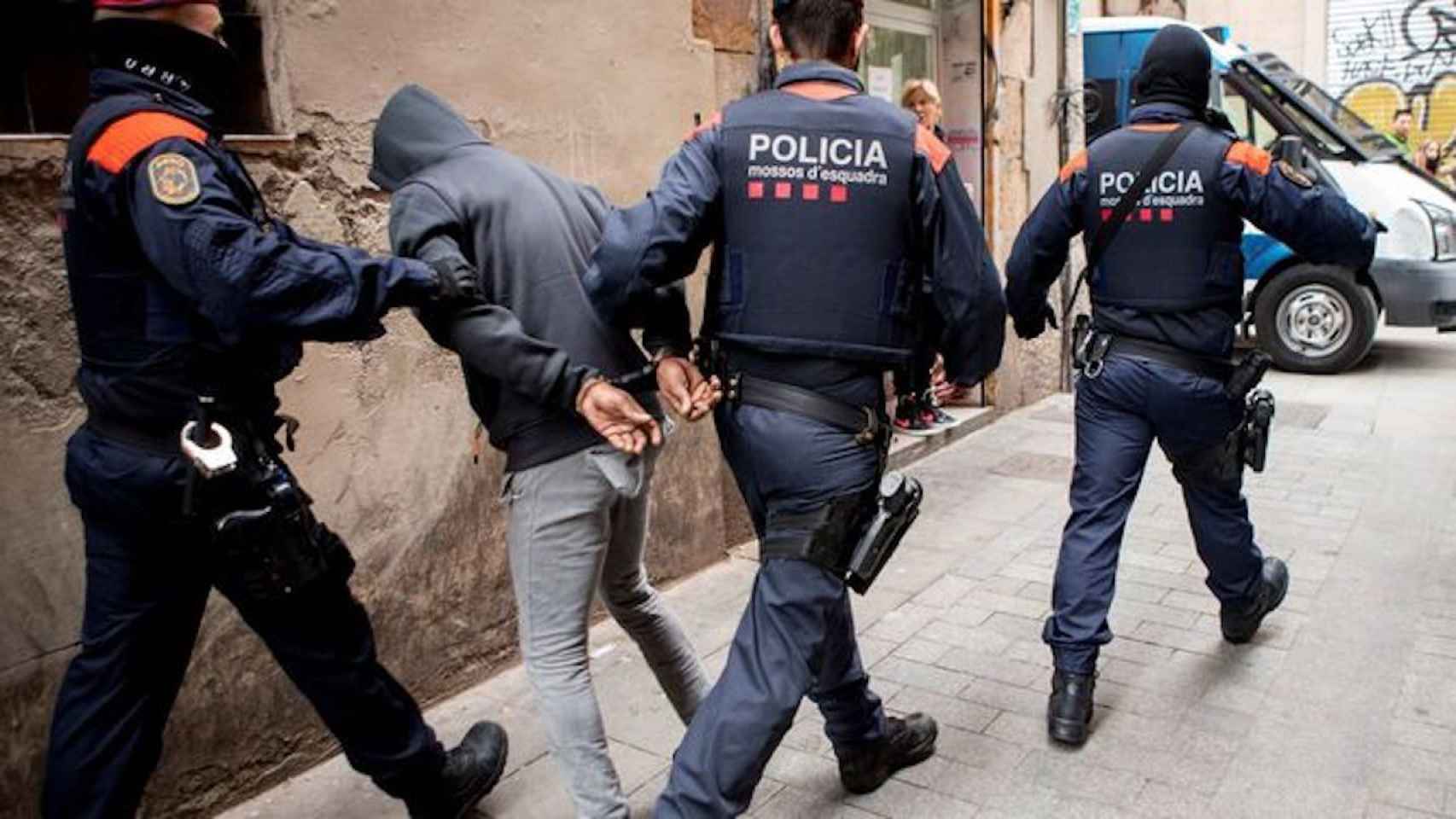 Los Mossos se llevan a un ciudadano detenido / EFE - ARCHIVO