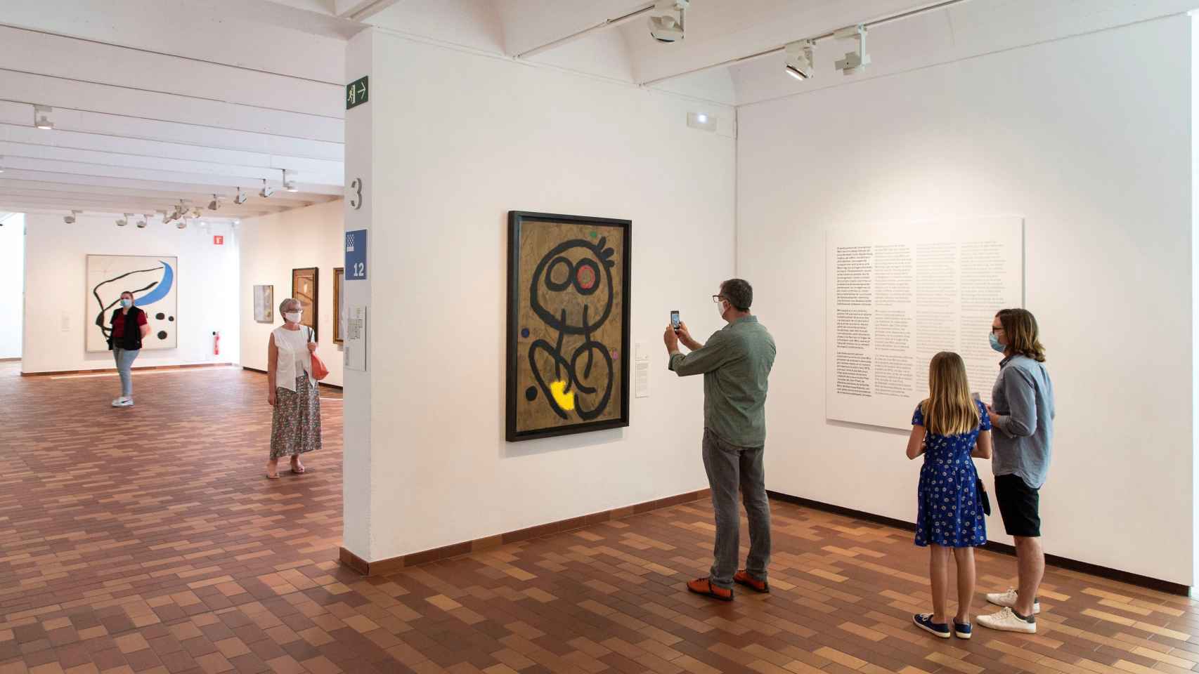 Unos visitantes recorren la Fundación Joan Miró de Barcelona / EFE - ENRIC FONTCUBERTA