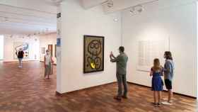 Unos visitantes recorren la Fundación Joan Miró de Barcelona / EFE - ENRIC FONTCUBERTA