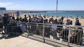 Discapacitados protestan contra Colau ante la imposibilidad de acceder a la playa en Barcelona / MARIA ARENILLAS