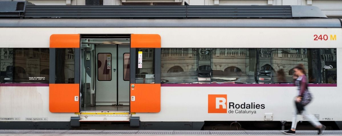 Tren R1 de Rodalies en Barcelona / HUGO FERNÁNDEZ