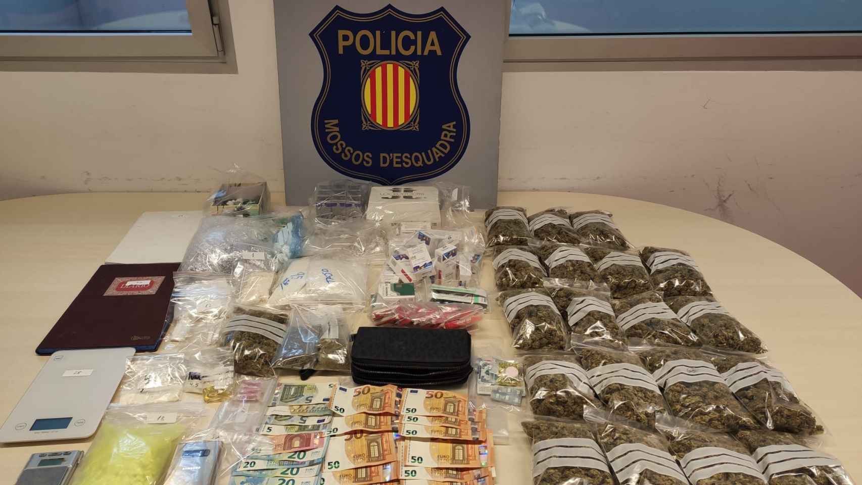 Droga, dinero en efectivo y otros objetos incautados por la policía / MOSSOS D'ESQUADRA