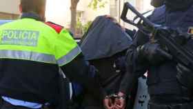 Agentes de los Mossos d'Esquadra practican una detención en Ciutat Vella / EFE