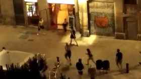 Imagen de la pelea en la plaza George Orwell del Gòtic