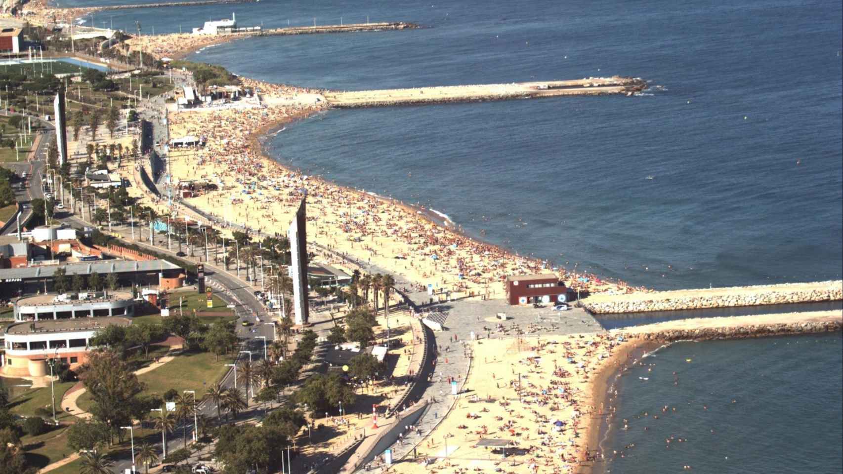 Vista panorámica de la playa del Bogatell de Barcelona