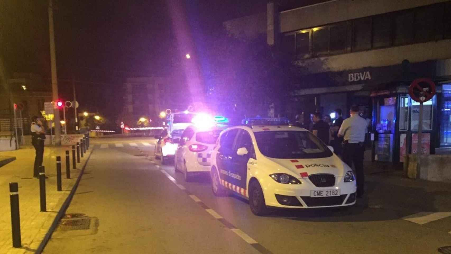 Varios coches policiales en la localidad de Premià de Mar tras el asalto y las peleas en un piso okupado