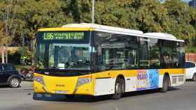 Un autobús interurbano del AMB, institución que preside Ada Colau y está investigada por Competencia