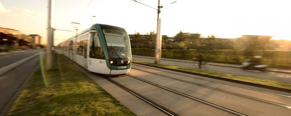 Un tranvía circula por Barcelona / TRAM