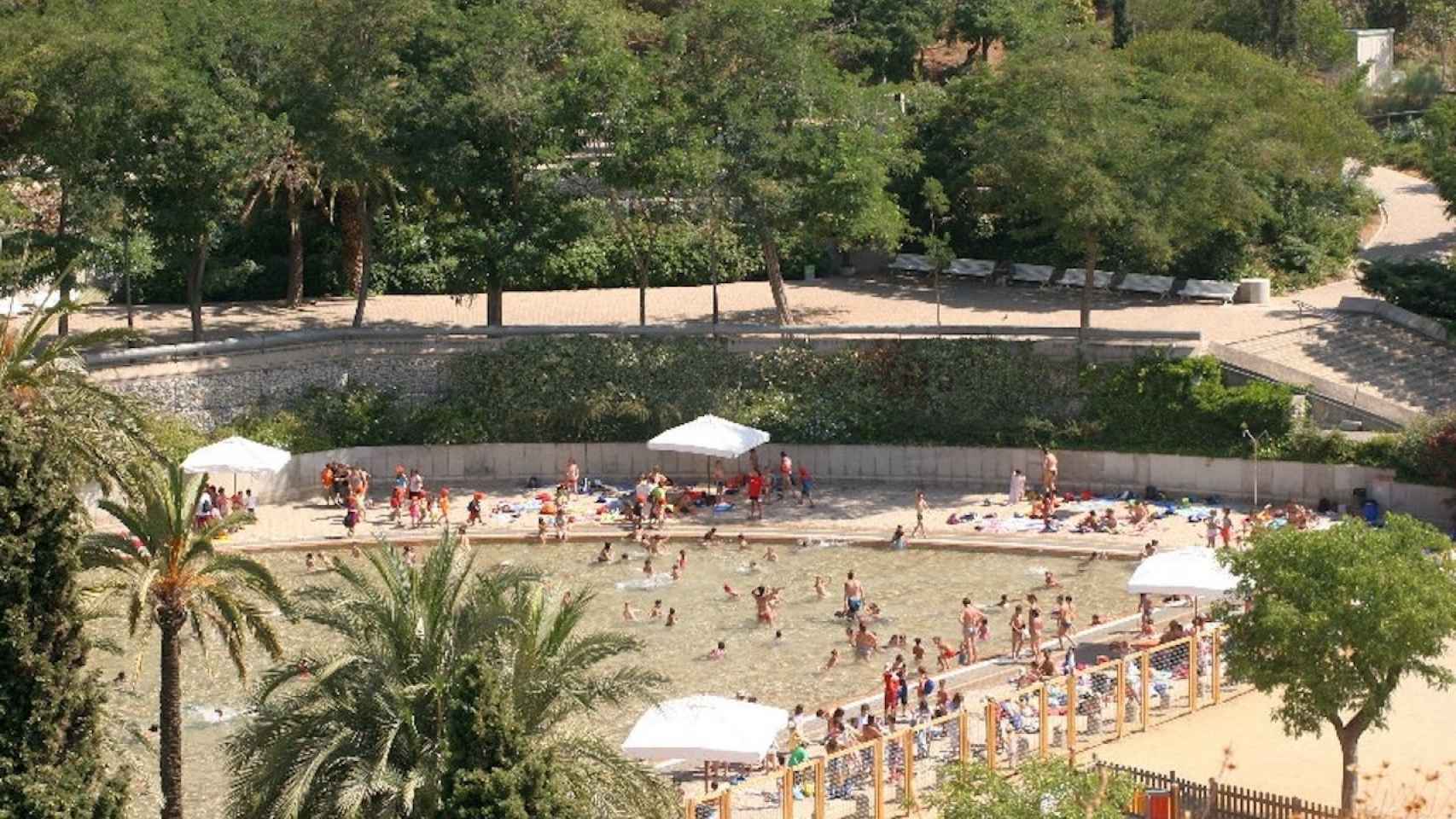 El lago de la Creueta del Coll, en Gràcia, un lugar ideal para pasar un día de julio / AYUNTAMIENTO DE BARCELONA