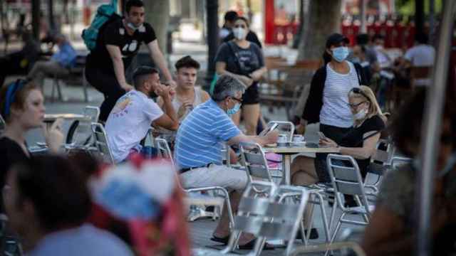 Una terraza en Barcelona / DAVID ZORRAKINO - EUROPA PRESS